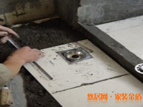 鋪貼地磚要點(diǎn)三:在墻角的位置切割地磚