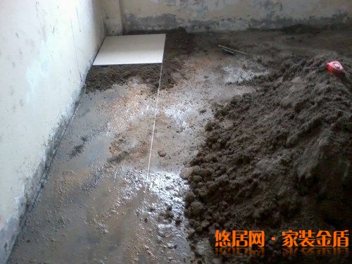 鋪貼地磚要點(diǎn)四:第一塊地磚位置要選好